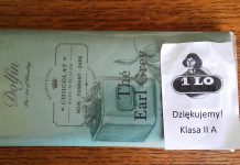 Prezent od uczniów w domu biskupim