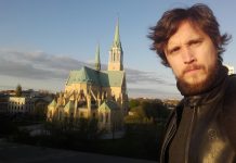 Na dachu WSD z katedrą w tle