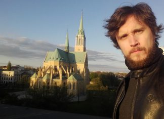 Na dachu WSD z katedrą w tle