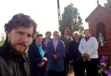 Majowe przy wiejskiej kapliczce