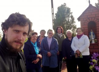 Majowe przy wiejskiej kapliczce