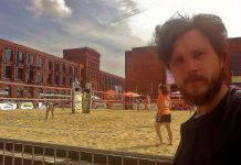 Piłka plażowa i łóżko w centrum miasta