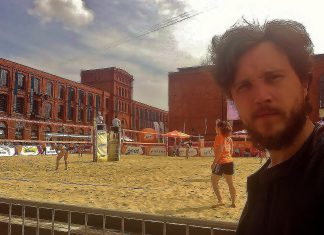 Piłka plażowa i łóżko w centrum miasta