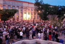 Uliczne protesty przed sądem