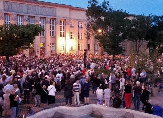 Uliczne protesty przed sądem