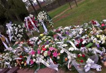 Na cmentarzu po pogrzebie