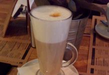 Pyszna kawa z… ciastkiem