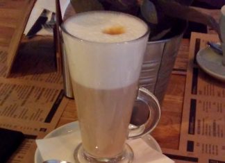 Pyszna kawa z… ciastkiem