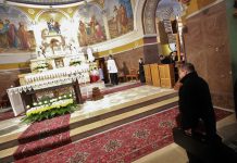 Biskup „samowystarczalny” i pobożny