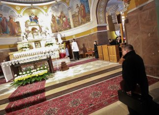 Biskup „samowystarczalny” i pobożny