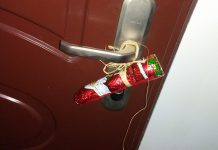 Mikołaje na klatce schodowej