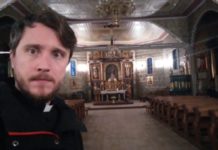 W starym drewnianym kościele