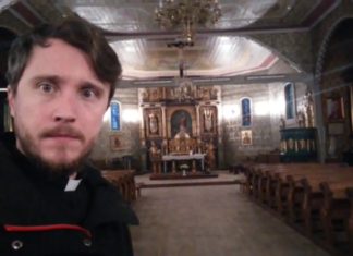 W starym drewnianym kościele