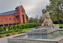 Główna ulica miasta w blasku jesiennego – październikowego słońca