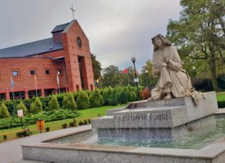 Główna ulica miasta w blasku jesiennego – październikowego słońca