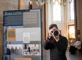 Ksiądz robi to dyskretnie, kulturalnie i w sposób subtelny i nie narzucający się