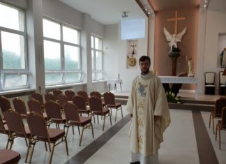 Rzecznik i kaplica w policji