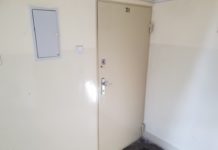 Smutne spotkanie z drzwiami