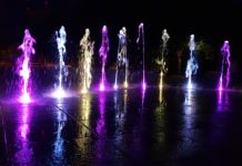 Parkowe fontanny wieczorową porą