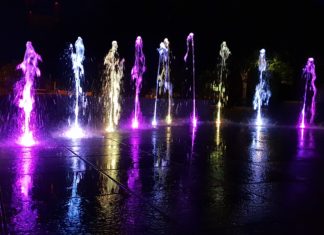 Parkowe fontanny wieczorową porą