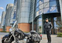 Wakacyjna moda motocyklowa w sierpniowym słońcu