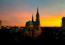 Słońce wstaje nad miastem…