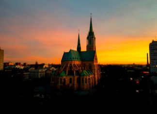 Słońce wstaje nad miastem…