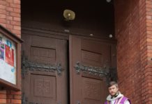 Przepraszam, ale nie może pan/pani wejść na Mszę św.