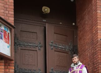 Przepraszam, ale nie może pan/pani wejść na Mszę św.