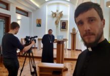 Biskup przed komputerem ale w radiu…