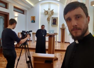 Biskup przed komputerem ale w radiu…