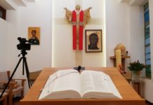 Czytanie Pisma Świętego w domu biskupim