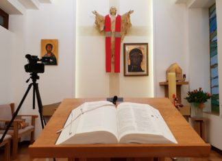 Czytanie Pisma Świętego w domu biskupim