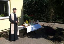 Rodzinne poświecenie pokarmów na stół wielkanocny