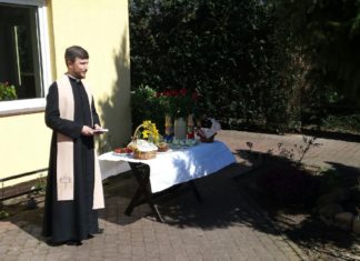 Rodzinne poświecenie pokarmów na stół wielkanocny