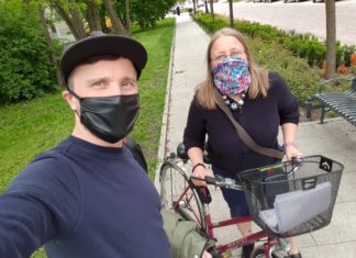 Dziennikarskie spotkanie na ulicy miasta