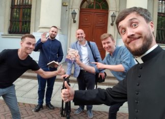 Kolacja kończąca codzienne video spotkania