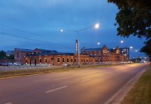 Nowe centrum usługowe w starej fabryce