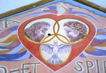 Piękno odkryte na ścianach starego kościoła – Mnich na rusztowaniach