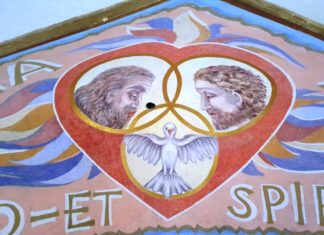 Piękno odkryte na ścianach starego kościoła – Mnich na rusztowaniach