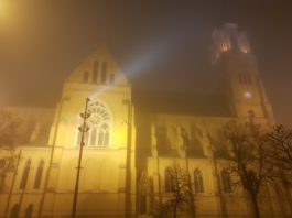 Katedra w zimowej mgle