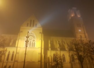 Katedra w zimowej mgle