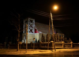 Pasterka w niedokończonym kościele