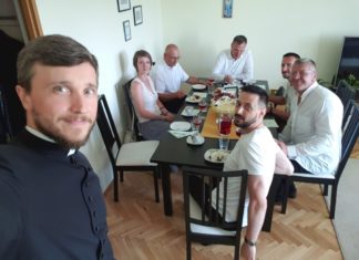 Plebanijne, kapłańskie, imieninowe świętowanie między mszami