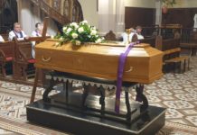 Pożegnanie zmarłego księdza