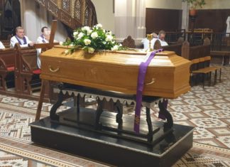 Pożegnanie zmarłego księdza