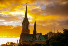 Świątynia w blasku jesiennego słońca