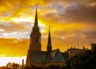 Świątynia w blasku jesiennego słońca