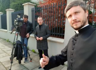 O pogrzebowych ceremoniach świeckich do kamery