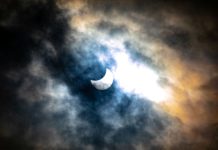 Częściowe zaćmienie słońca w obiektywie aparatu